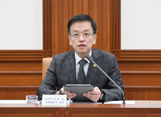 최상목 부총리 겸 기획재정부 장관이 28일 서울 종로구 정부서울청사에서 열린 경제관계장관회의를 주재, 모두발언을 하고 있다. [기재부 제공]